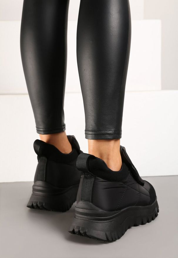 Renee - Czarne Pikowane Sneakersy na Platformie Ozdobione Napisem Resilie. Okazja: na co dzień. Kolor: czarny. Materiał: jeans. Wzór: aplikacja, napisy. Obcas: na platformie