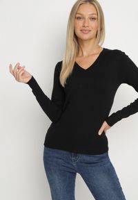 Born2be - Czarny Sweter z Wiskozą i Dekoltem w Serek Olisela. Okazja: na co dzień. Typ kołnierza: dekolt w serek. Kolor: czarny. Materiał: wiskoza. Styl: casual, elegancki #4