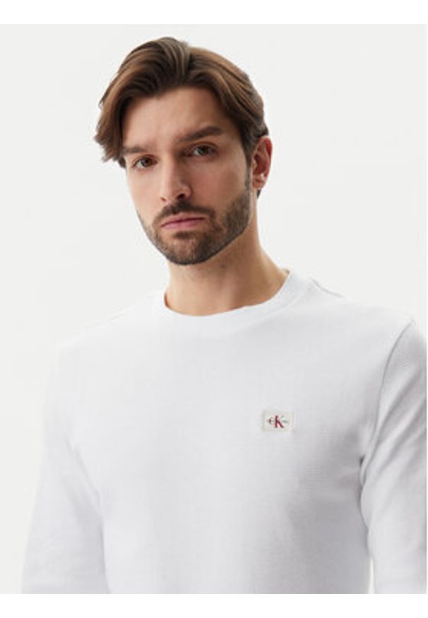 Calvin Klein Jeans Longsleeve J30J327117 Biały Regular Fit. Kolor: biały. Materiał: bawełna. Długość rękawa: długi rękaw