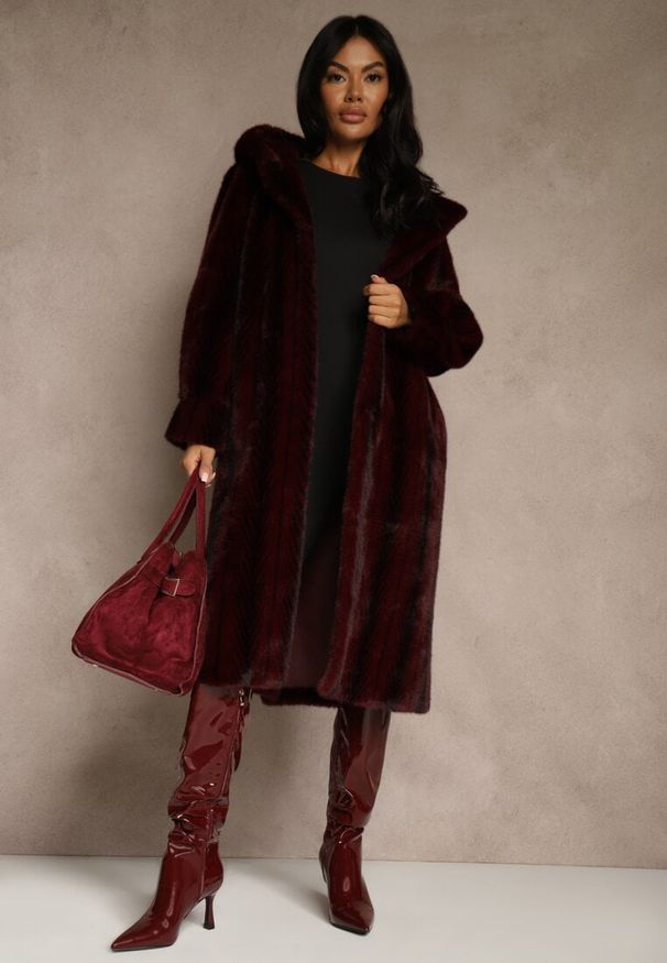 Renee - Bordowy Futrzany Płaszcz z Kapturem Zdobiony Pionowym Wzorem Elrinrahne. Typ kołnierza: kaptur. Kolor: czerwony. Materiał: futro. Długość rękawa: długi rękaw. Wzór: aplikacja. Styl: klasyczny