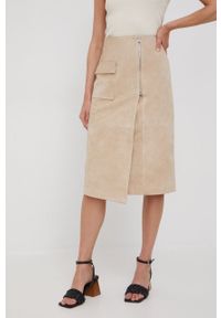 Calvin Klein spódnica zamszowa kolor beżowy midi prosta. Okazja: na co dzień. Stan: podwyższony. Kolor: beżowy. Materiał: zamsz. Styl: casual #5