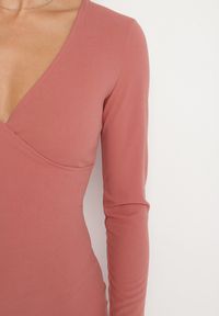 Born2be - Różowa Sukienka o Dopasowanym Kroju z Kopertowym Dekoltem Ermellia. Okazja: na randkę, na ślub cywilny, na wesele. Typ kołnierza: dekolt kopertowy. Kolor: różowy. Materiał: skóra. Długość rękawa: długi rękaw. Typ sukienki: kopertowe. Styl: klasyczny, glamour, elegancki #7