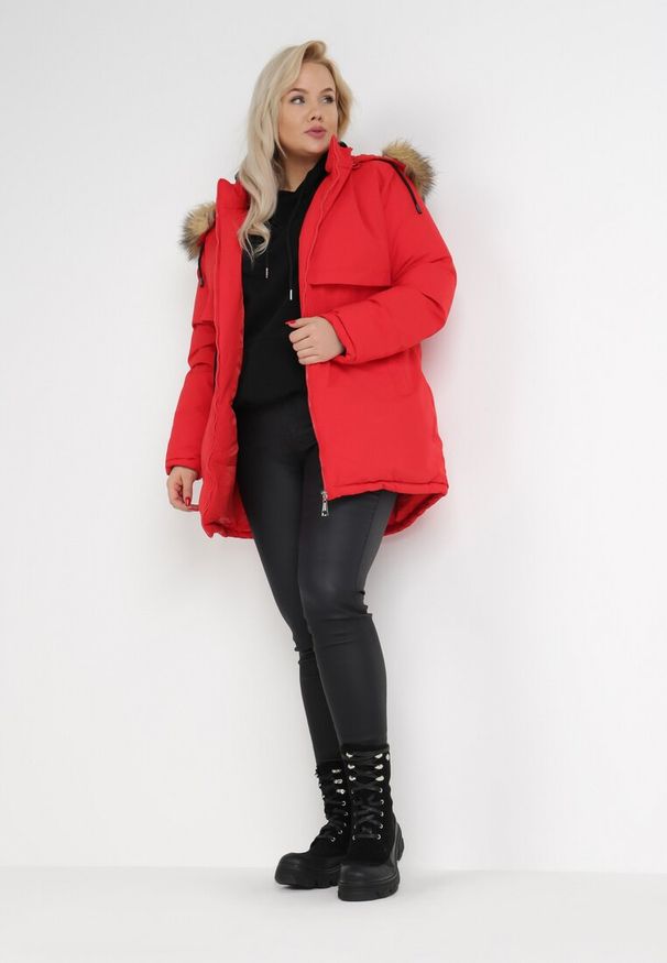 Born2be - Czerwona Kurtka Thessike. Kolor: czerwony. Materiał: futro. Wzór: aplikacja. Sezon: zima, jesień. Styl: elegancki