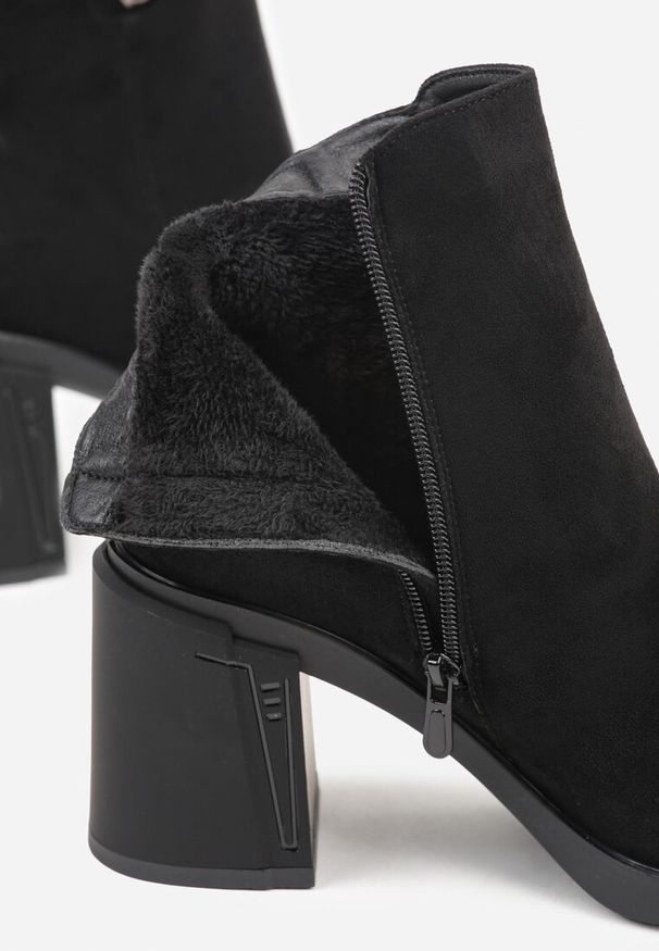 Born2be - Czarne Botki VICES z Imitacji Zamszu do Kostki na Słupku Zdobione Metaliczną Aplikacją Nilerie. Okazja: na co dzień, do pracy, na spotkanie biznesowe. Kolor: czarny. Materiał: zamsz. Wzór: aplikacja. Obcas: na słupku. Styl: biznesowy, casual