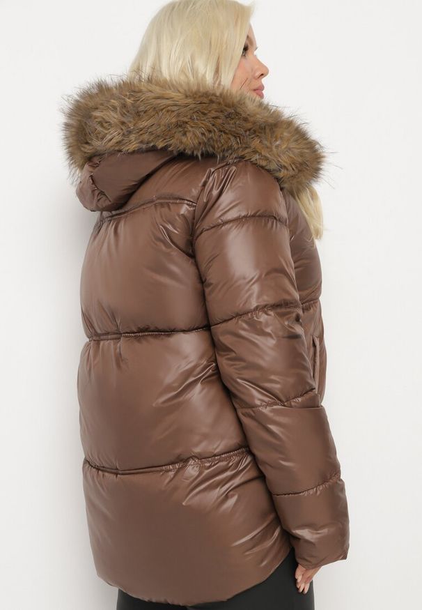 Born2be - Brązowa Pikowana Kurtka z Dłuższym Tyłem i Kapturem Obszytym Futerkiem Zemizelle. Okazja: na co dzień. Kolekcja: plus size. Kolor: brązowy. Materiał: futro. Długość: długie. Wzór: aplikacja. Styl: klasyczny, elegancki, casual
