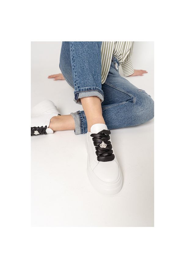 CheBello - Białe Sneakersy Chebello Modne Obuwie Damskie Na Platformie. Okazja: na co dzień. Zapięcie: zamek. Kolor: biały. Materiał: skóra, jeans. Wzór: aplikacja, kwiaty. Obcas: na platformie. Sport: turystyka piesza