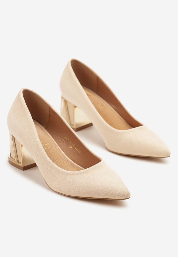 Renee - Beżowe Czółenka Vices na Słupku z Metalicznym Detalem i Wkładką ze Skóry Arvisin. Okazja: na co dzień, na imprezę. Kolor: beżowy. Materiał: skóra. Wzór: aplikacja. Obcas: na słupku. Styl: klasyczny, casual, elegancki