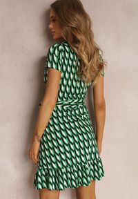 Renee - Zielona Sukienka LaRue. Kolor: zielony. Materiał: materiał. Wzór: geometria. Sezon: lato. Typ sukienki: kopertowe, dopasowane. Długość: mini