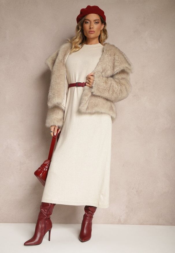 Renee - Jasnobeżowa Pudełkowa Sukienka z Dzianiny z Wiskozą Maziala. Okazja: na co dzień. Kolor: beżowy. Materiał: wiskoza, dzianina. Długość rękawa: długi rękaw. Styl: casual, elegancki