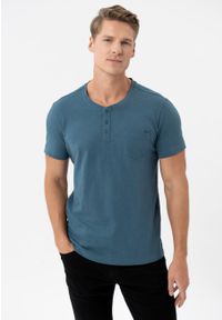 Volcano - T-shirt z rozpinanym dekoltem TM-HUBRIS. Kolekcja: plus size. Materiał: bawełna, materiał. Długość rękawa: krótki rękaw. Długość: krótkie. Wzór: aplikacja. Styl: klasyczny #1