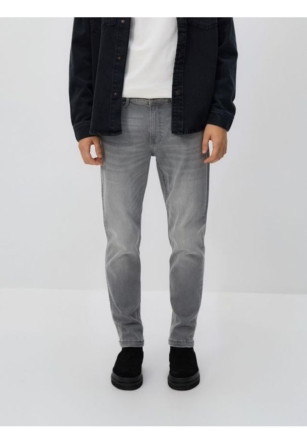 Reserved - Jeansy slim z efektem sprania - jasnoszary. Kolor: szary