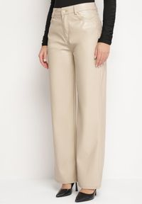 Born2be - Beżowe Spodnie o Szerokim Kroju z Wysokim Stanem z Ekoskóry Enadria. Okazja: na co dzień. Stan: podwyższony. Kolor: beżowy. Sezon: zima. Styl: casual, klasyczny, elegancki #1