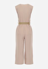 Renee - Beżowy Długi Kombinezon z Trójkątnym Dekoltem i Ozdobnym Paskiem z Klamrą Malkah. Okazja: na co dzień. Kolor: beżowy. Długość: długie. Styl: casual, klasyczny #7