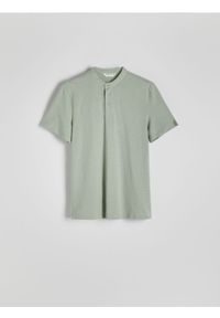 Reserved - Koszulka polo regular ze stójką - zielony. Typ kołnierza: polo, kołnierzyk stójkowy. Kolor: zielony. Materiał: bawełna, dzianina #1