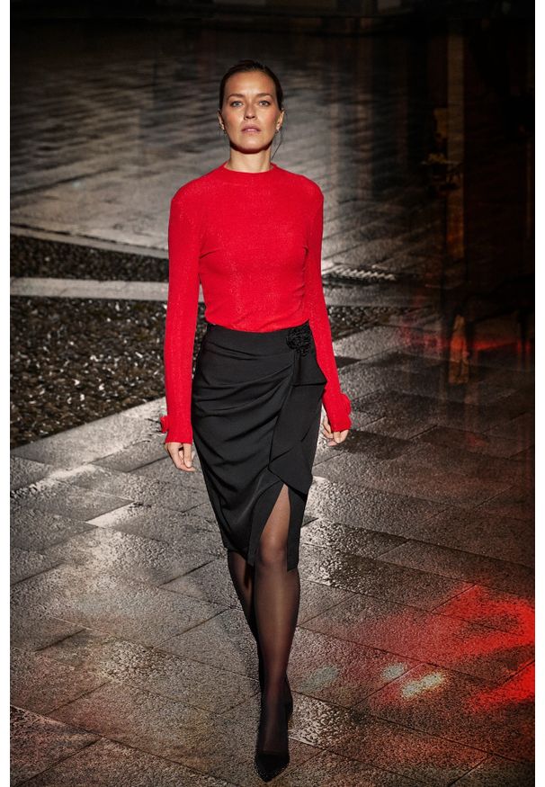 MOODO - Spódnica z falbaną czarna. Kolor: czarny. Materiał: poliester, elastan