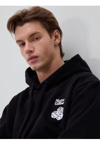 Reserved - Bluza z nadrukiem na plecach - czarny. Kolor: czarny. Materiał: dzianina, bawełna. Wzór: nadruk #1