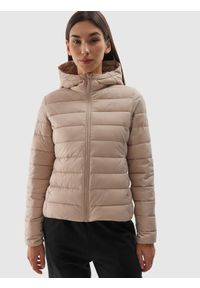 4f - 4F Kurtka puchowa z wypełnieniem z recyklingu damska - beżowa S. Okazja: na co dzień. Typ kołnierza: kaptur, kołnierzyk stójkowy. Kolor: beżowy. Materiał: puch. Długość: długie. Styl: klasyczny, casual, sportowy #1