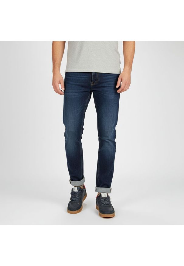 Sneakersy męskie Mustang, niska sportowa forma z wiązaniem i bocznym zamkiem wygodna podeszwa do codziennego użytkowania, granatowe, 4204-301-820. Okazja: na co dzień. Zapięcie: zamek. Kolor: niebieski. Materiał: jeans. Szerokość cholewki: normalna