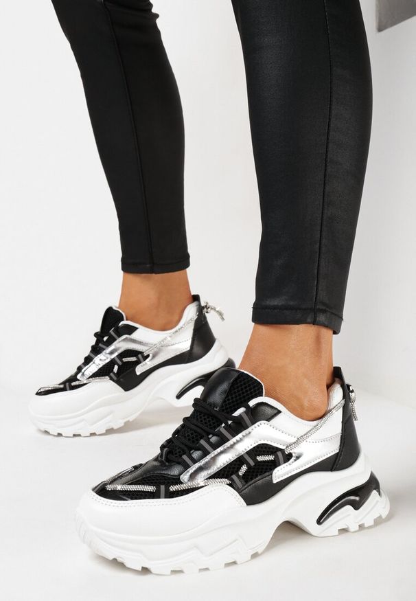 Born2be - Czarno-Białe Sneakersy na Grubej Podeszwie z Cyrkoniami i Ozdobnym Sznurkiem Evadnie. Okazja: na co dzień. Kolor: czarny