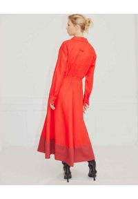 SAKS POTTS - Czerwona sukienka Connie. Kolor: czerwony. Materiał: len. Długość rękawa: długi rękaw. Styl: klasyczny. Długość: maxi