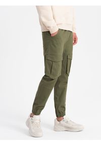 Ombre Clothing - Spodnie męskie JOGGERY z kieszeniami cargo - oliwkowe V18 - Rozmiar: L. Kolor: oliwkowy. Materiał: elastan, bawełna. Wzór: geometria