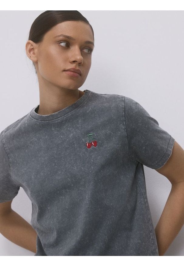 Reserved - Bawełniany T-shirt z haftem - inny. Materiał: bawełna. Wzór: haft