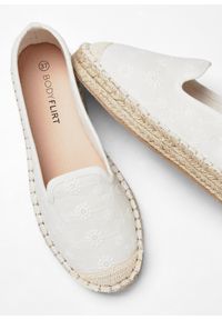 bonprix - Espadryle. Kolor: beżowy. Wzór: kwiaty, haft. Sezon: lato