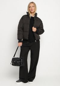 Born2be - Czarna Pikowana Kurtka Puffer o Prostym Kroju ze Ściągaczami przy Rękawach Suzzana. Okazja: na co dzień, na spacer. Kolor: czarny. Materiał: jeans, poliester. Styl: casual, elegancki #4