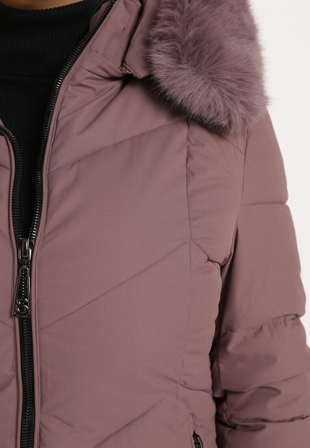 Born2be - Ciemnofioletowa Kurtka Pikowana z Ozdobnymi Przeszyciami Ozdobiona Futerkiem Sarittia. Okazja: na co dzień, na spacer. Kolor: fioletowy. Materiał: futro. Wzór: aplikacja. Sezon: zima. Styl: casual, elegancki, klasyczny