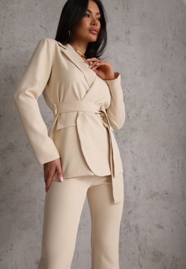 Renee - Beżowy Komplet o Garniturowym Kroju z Marynarką z Wiązaniem i Spodniami Falestra. Kolor: beżowy