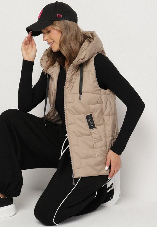 Born2be - Ciemnobeżowa Kamizelka z Pikowanymi Przeszyciami i Kapturem Tulavela. Okazja: na co dzień, na spacer. Kolor: beżowy. Materiał: jeans. Styl: klasyczny, casual