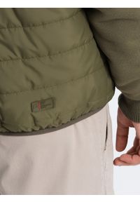 Ombre Clothing - Pikowana męska kurtka z kapturem i dzianinowymi rękawami – oliwkowa V4 - Rozmiar: M. Typ kołnierza: kaptur. Kolor: oliwkowy. Materiał: dzianina. Wzór: gładki. Styl: sportowy, elegancki #8