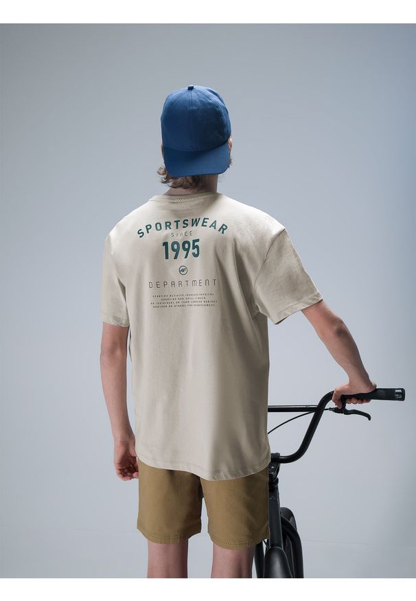 4F JUNIOR - T-shirt z nadrukiem chłopięcy. Kolor: beżowy. Materiał: bawełna. Wzór: nadruk