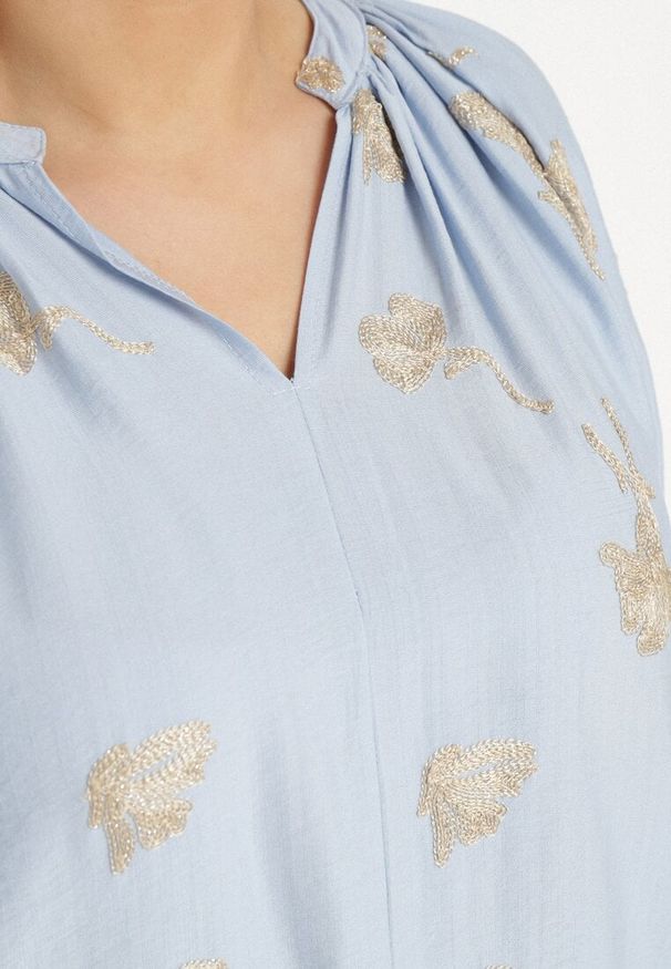 Born2be - Niebieska Bluzka z Dekoltem w Serek i Haftowanymi Zdobieniami z Metaliczną Nicią Sovbia. Typ kołnierza: dekolt w serek. Kolekcja: plus size. Kolor: niebieski. Materiał: jeans. Długość rękawa: długi rękaw. Długość: długie. Wzór: aplikacja, haft
