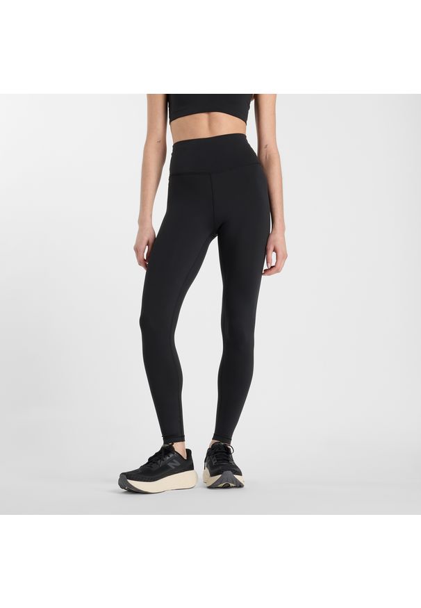 Legginsy damskie New Balance WP51141BK – czarne. Stan: podwyższony. Kolor: czarny. Materiał: lycra, poliester, materiał. Wzór: gładki. Sport: fitness