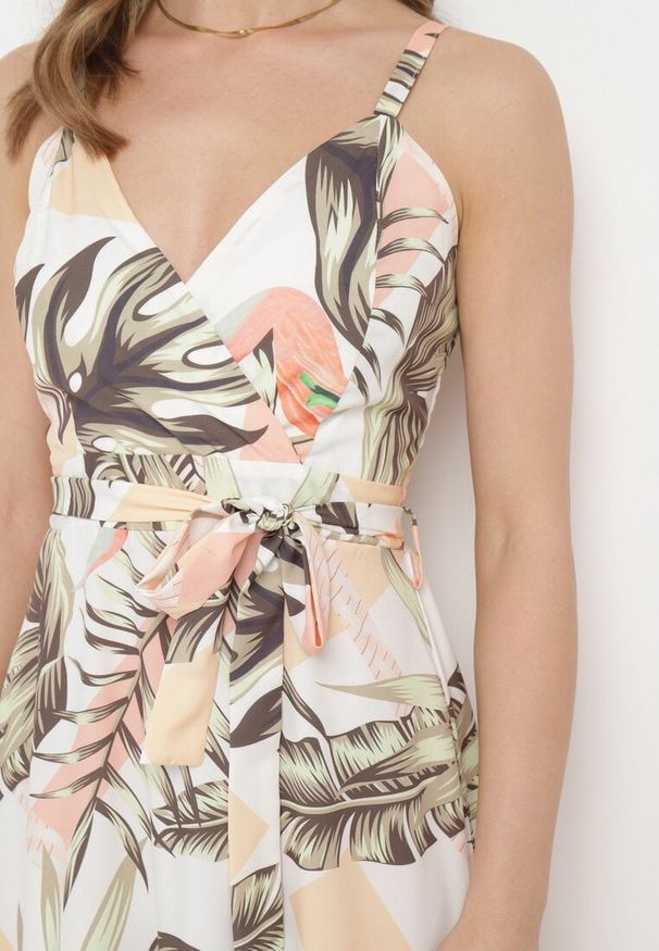 Born2be - Jasnobeżowa Sukienka na Ramiączkach z Kopertowym Dekoltem i Motywem Florystycznym Obilena. Okazja: na co dzień. Kolor: beżowy. Materiał: tkanina. Długość rękawa: na ramiączkach. Wzór: kwiaty. Sezon: lato. Typ sukienki: kopertowe. Styl: casual, elegancki