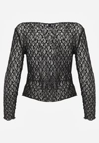 Renee - Czarna Bluzka Longsleeve z Koronki z Dekoltem w Stylu Łódki Chaldera. Okazja: na co dzień. Kolor: czarny. Materiał: koronka. Długość rękawa: długi rękaw. Długość: długie. Wzór: koronka. Styl: elegancki, casual #4