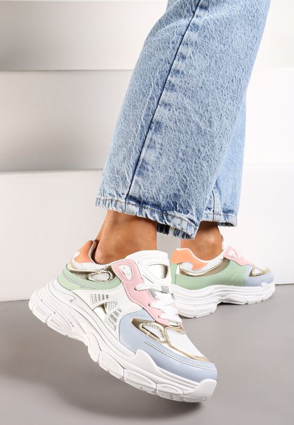 Born2be - Biało-Niebieskie Sneakersy z Modnymi Wstawkami i Tłoczoną Podeszwą Tayris. Kolor: biały