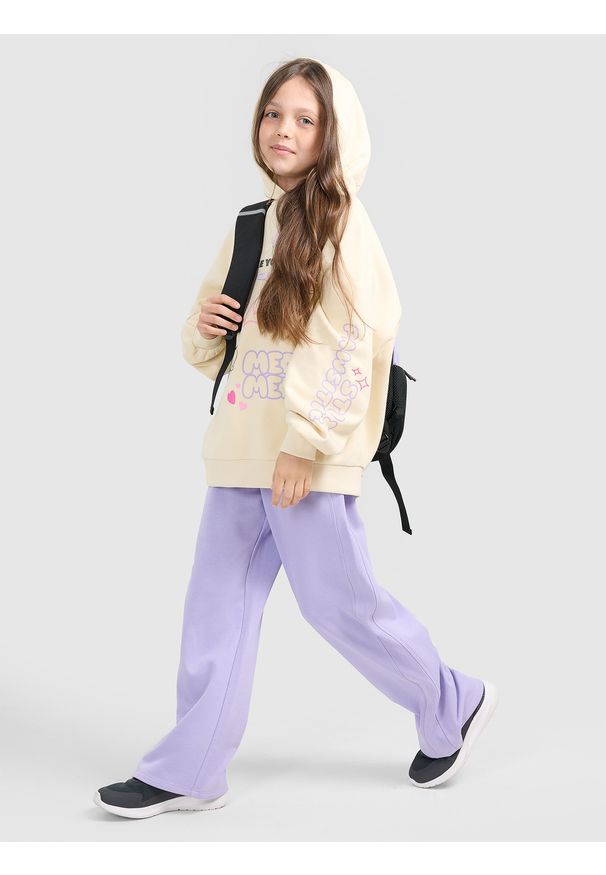 4f - 4F Spodnie dresowe z szerokimi nogawkami dziewczęce - fioletowe 164 (13-14 lat). Okazja: na co dzień. Kolor: fioletowy. Materiał: dresówka. Wzór: gładki, ze splotem. Sezon: lato. Styl: młodzieżowy, casual, sportowy