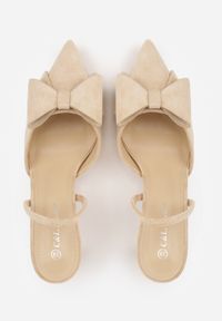 Renee - Beżowe Szpilki z Imitacji Zamszu z Paskiem na Piętę i Ozdobną Kokardą Themigeia. Nosek buta: otwarty. Zapięcie: pasek. Kolor: beżowy. Materiał: zamsz. Wzór: aplikacja. Sezon: lato. Obcas: na szpilce. Wysokość obcasa: średni #9