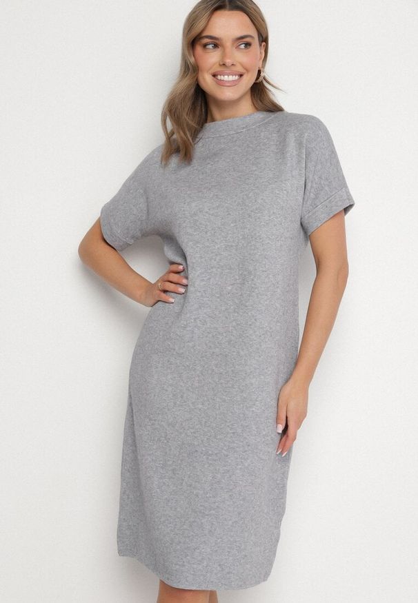 Born2be - Szara Sukienka z Wiskozą Bawełną i Odpinanym Kwiatem 3D Zeiada. Kolor: szary. Materiał: bawełna, wiskoza. Wzór: kwiaty