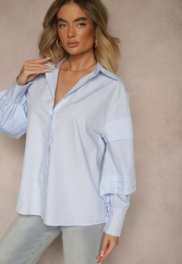 Renee - Jasnoniebieska Koszula z Bawełną i Szerokimi Rękawami Edioniela. Okazja: na co dzień. Kolor: niebieski. Materiał: bawełna. Sezon: wiosna. Styl: elegancki, casual