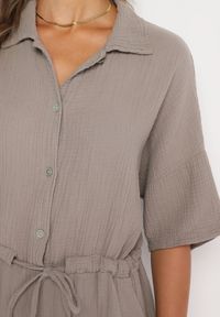 Born2be - Ciemnobeżowy Muślinowy Kombinezon z Bawełny Wiązany w Talii z Guzikami Dlirena. Kolor: beżowy. Materiał: bawełna. Długość rękawa: krótki rękaw. Długość: krótkie. Styl: elegancki #7