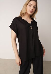 Born2be - Czarna Nietoperzowa Bluzka z Krótkim Rękawem z Lnem i Wiskozą Isirtila. Okazja: na co dzień, do pracy. Kolor: czarny. Materiał: wiskoza, len. Długość rękawa: krótki rękaw. Długość: krótkie. Sezon: lato. Styl: casual, klasyczny, elegancki #8
