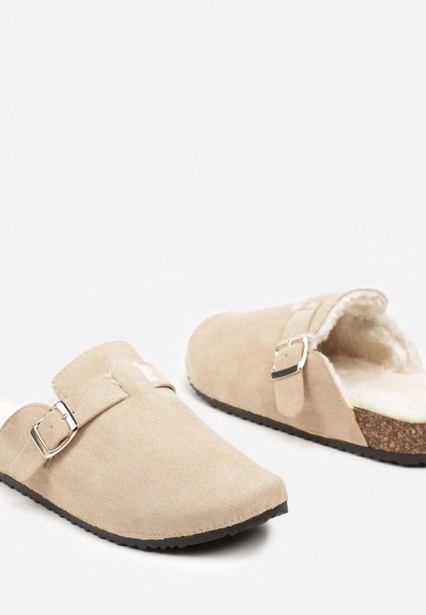 Renee - Beżowe Kapcie na Płaskiej Podeszwie Ozdobione Paskiem z Klamrą Ninnithra. Okazja: do domu, na co dzień. Zapięcie: klamry. Kolor: beżowy. Materiał: satyna, bawełna. Wzór: aplikacja. Obcas: na płaskiej podeszwie. Styl: elegancki, casual