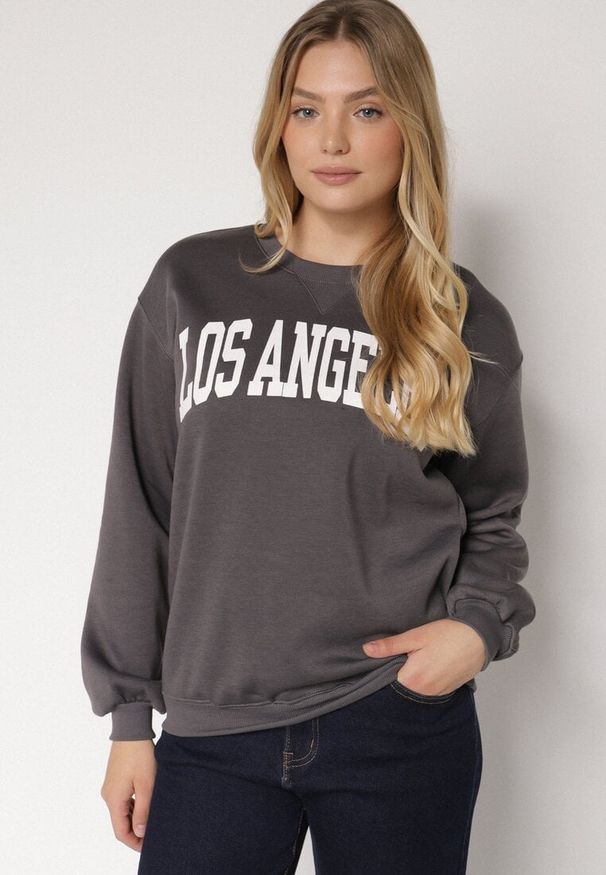 Born2be - Szara Bluza z Bawełną i Napisem Fezorla. Okazja: na co dzień. Kolor: szary. Materiał: bawełna. Wzór: napisy. Styl: klasyczny, casual, elegancki