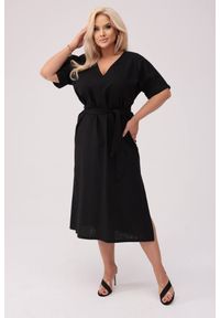 Moda Size Plus Iwanek - Sukienka Lenora w czarnym kolorze - Elegancja w naturalnym stylu PLUS SIZE OVERSIZE XXL. Okazja: na co dzień. Kolekcja: plus size. Kolor: czarny. Materiał: len, tkanina, materiał. Długość rękawa: krótki rękaw. Typ sukienki: dla puszystych, oversize. Styl: klasyczny, casual, elegancki. Długość: midi