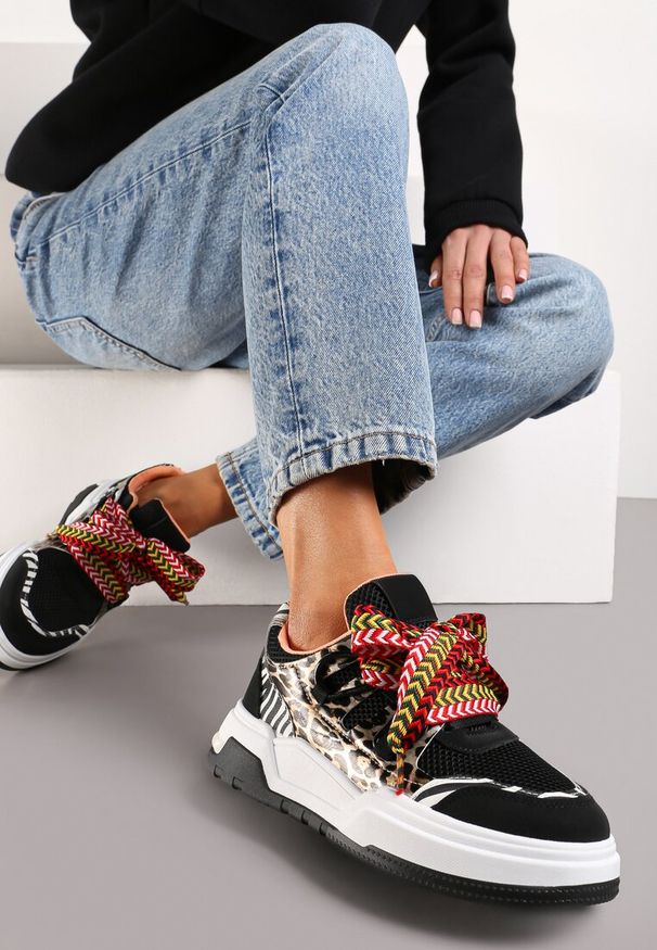 Renee - Czarne Sneakersy na Grubej Podeszwie z Ozdobnymi Sznurówkami Zeldema. Okazja: na co dzień. Zapięcie: sznurówki. Kolor: czarny. Materiał: jeans