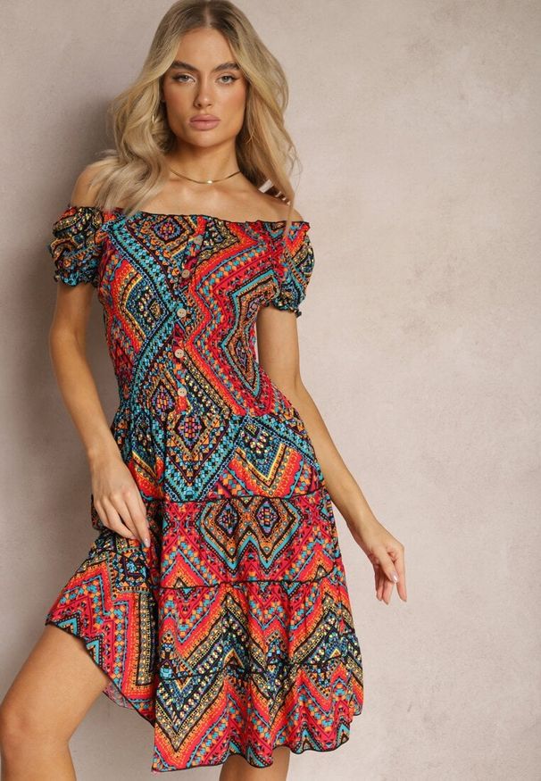 Renee - Czerwona Elastyczna Sukienka Boho z Hiszpańskim Dekoltem z Bawełny Solphina. Typ kołnierza: dekolt hiszpanka. Kolor: czerwony. Materiał: bawełna. Wzór: aplikacja. Styl: boho