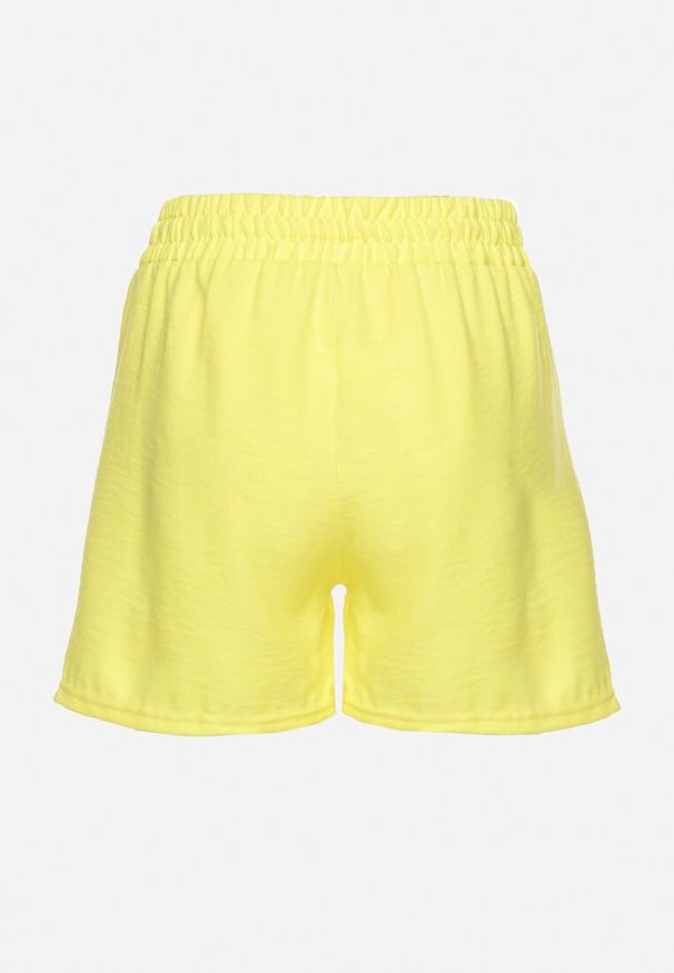 Born2be - Żółte Szorty Ozdobione Wiązaniem Liraine. Okazja: na co dzień. Kolor: żółty. Wzór: aplikacja. Sezon: lato. Styl: casual